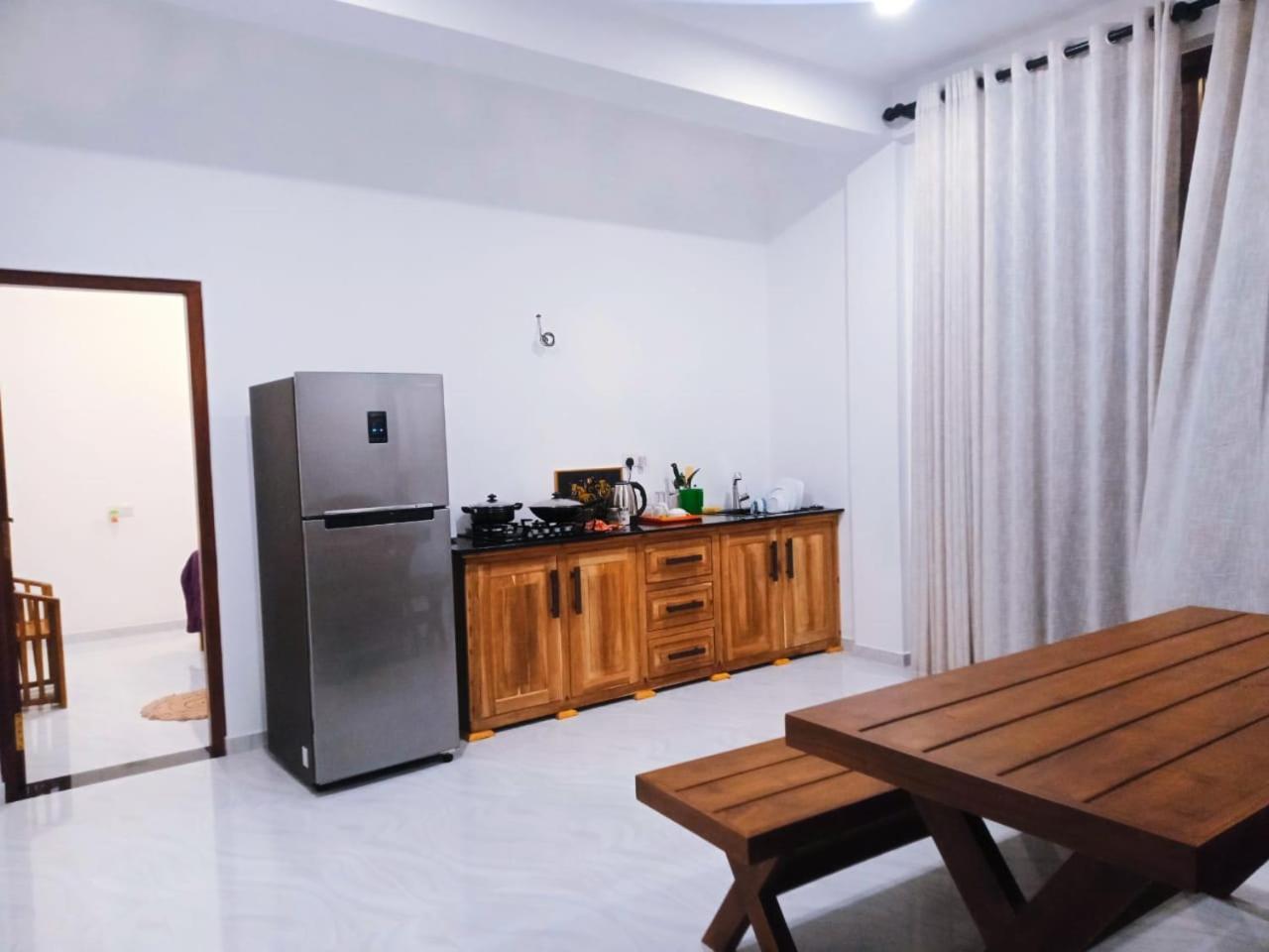 Blue Whales Hotel Hikkaduwa Exterior photo