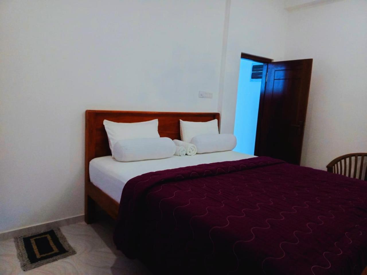 Blue Whales Hotel Hikkaduwa Exterior photo