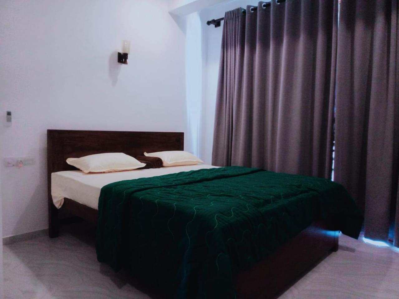 Blue Whales Hotel Hikkaduwa Exterior photo