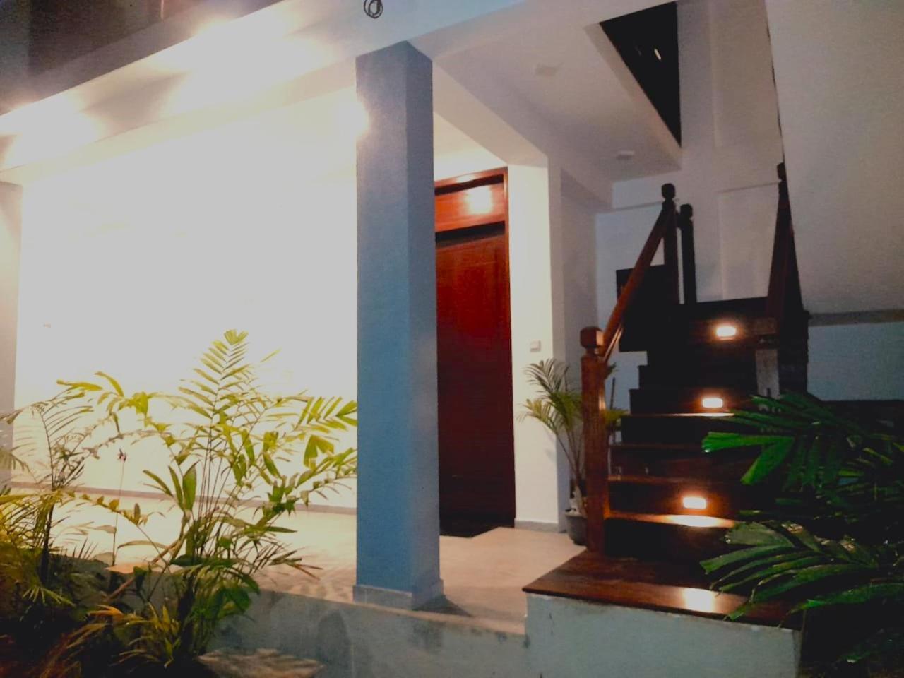 Blue Whales Hotel Hikkaduwa Exterior photo