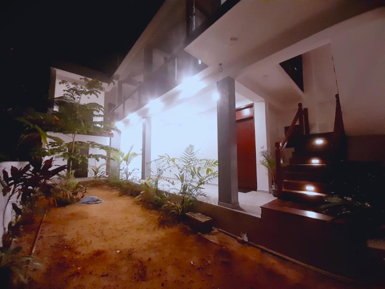 Blue Whales Hotel Hikkaduwa Exterior photo