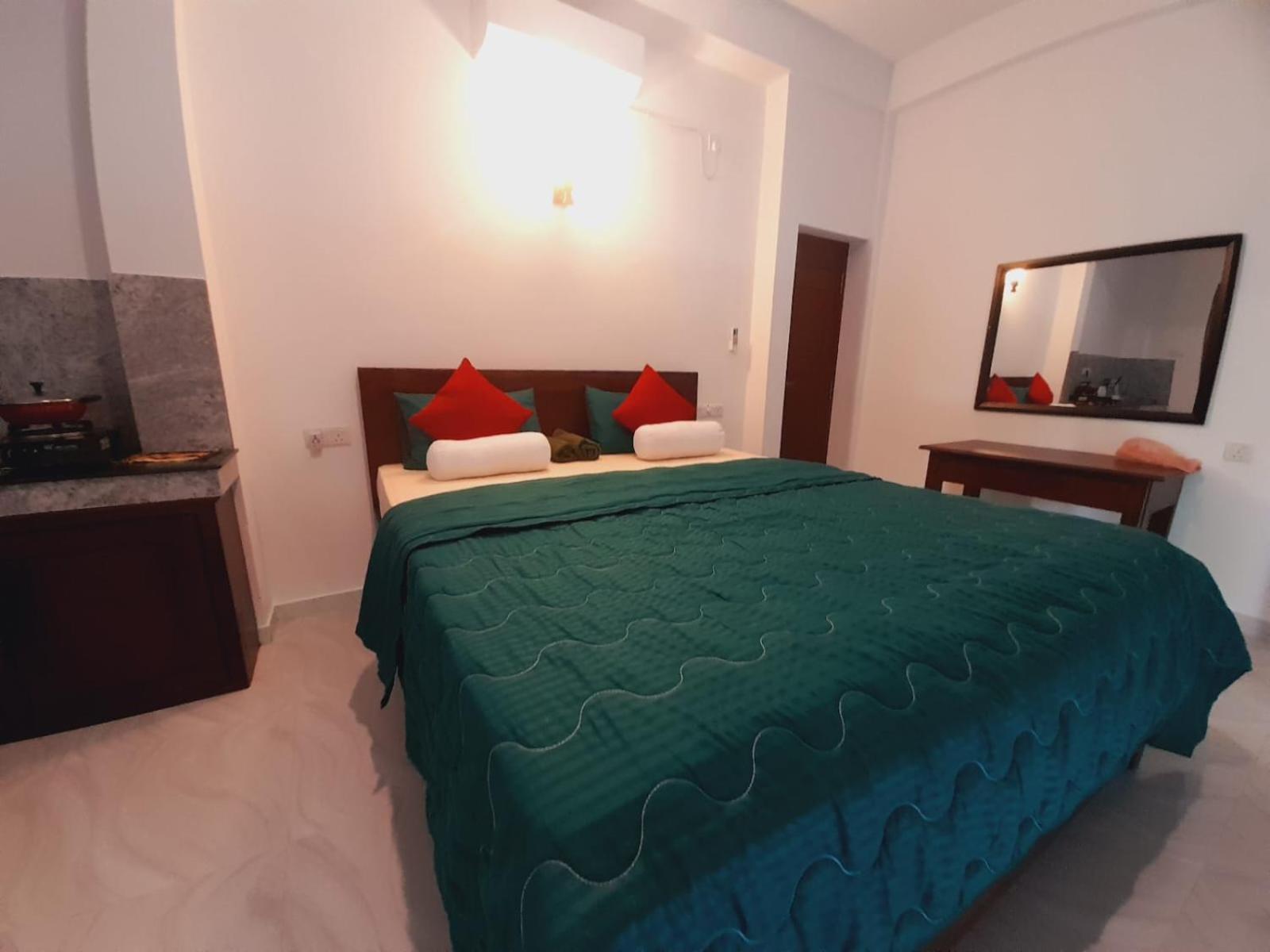 Blue Whales Hotel Hikkaduwa Exterior photo