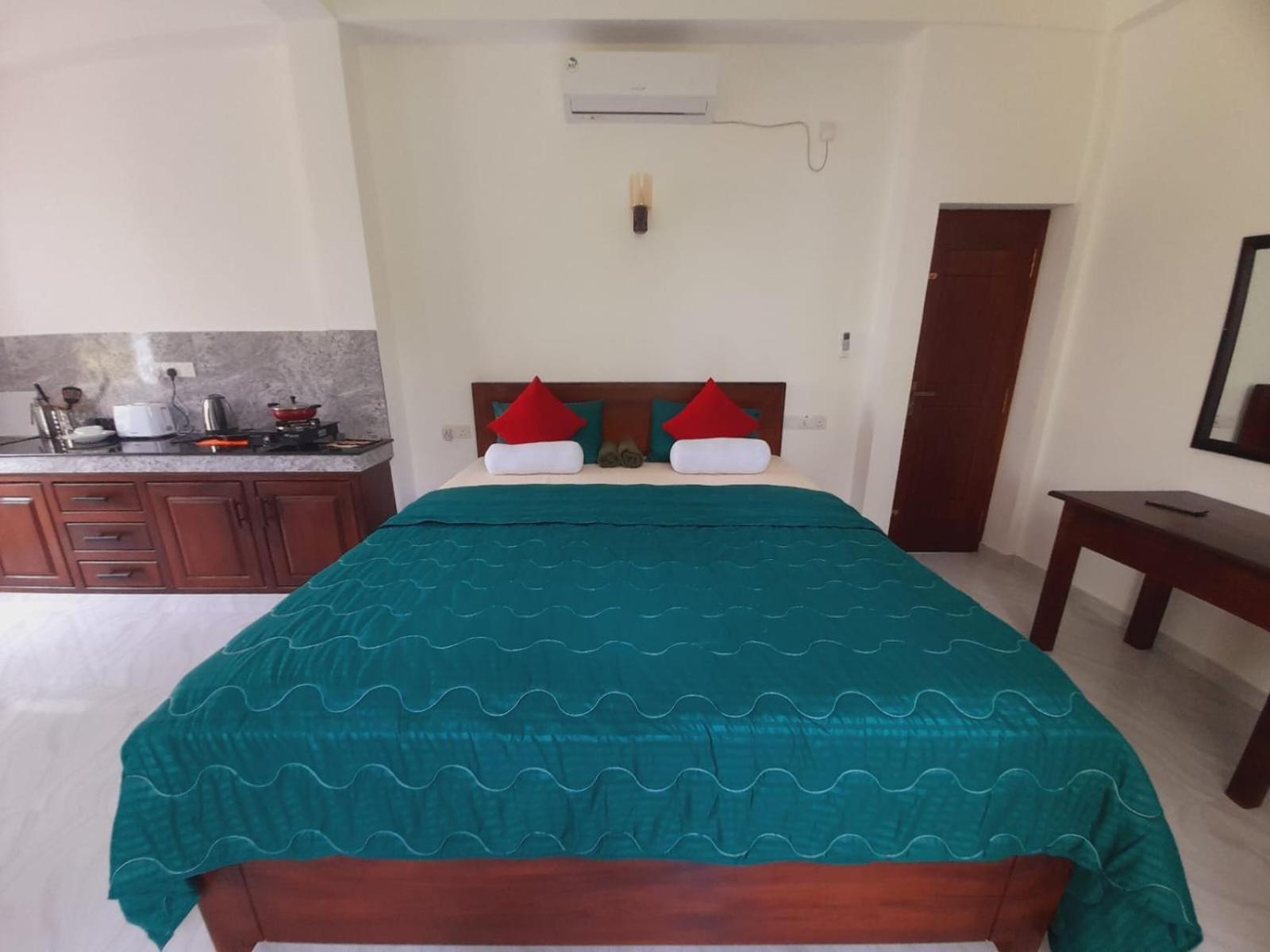 Blue Whales Hotel Hikkaduwa Exterior photo