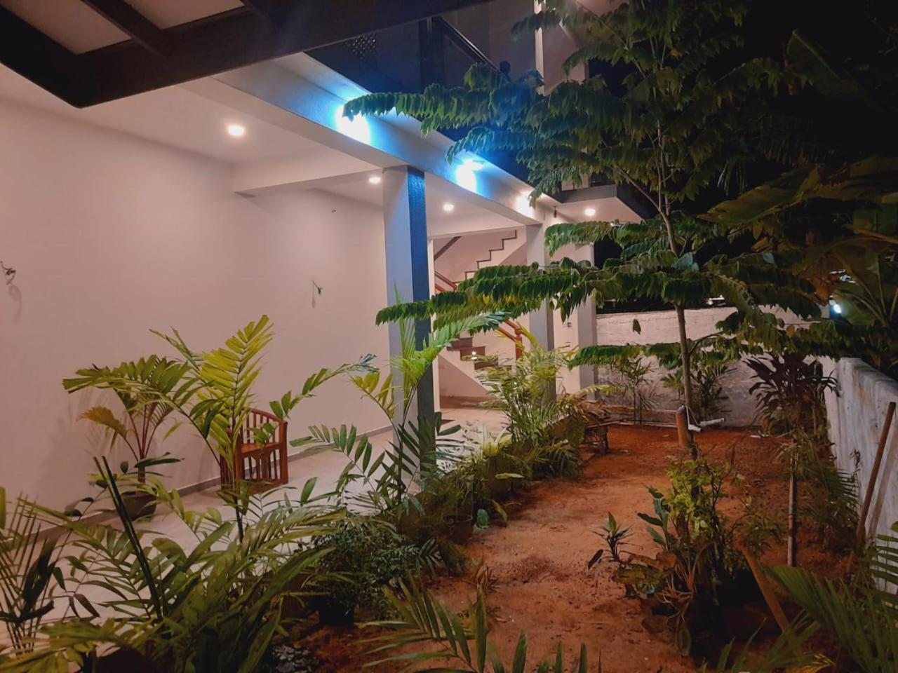 Blue Whales Hotel Hikkaduwa Exterior photo