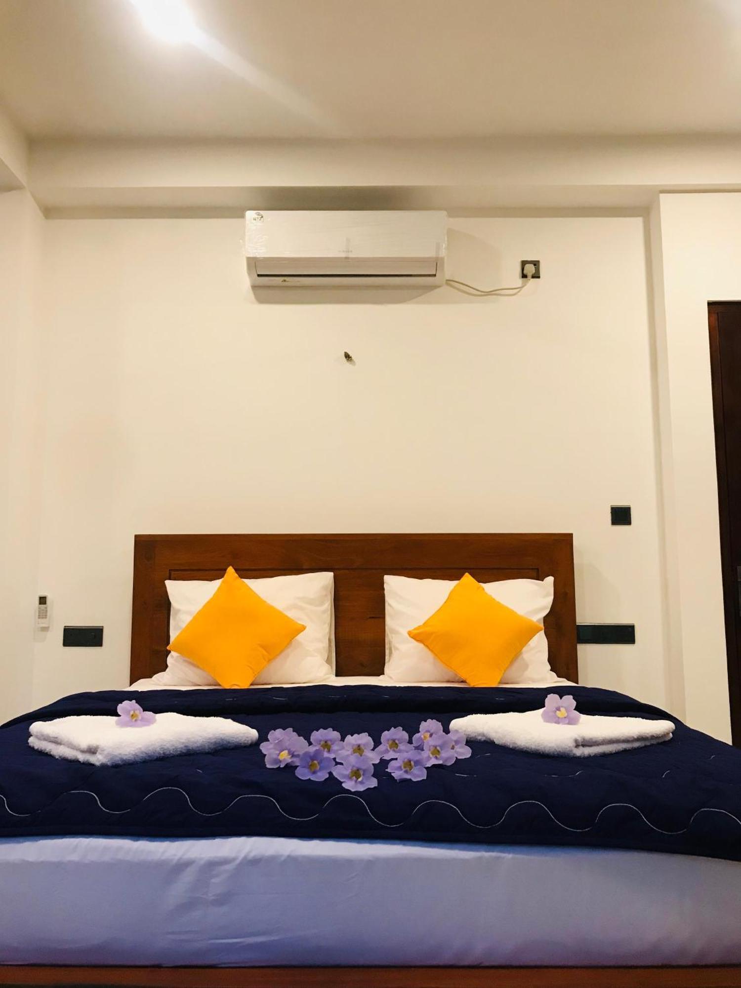 Blue Whales Hotel Hikkaduwa Exterior photo