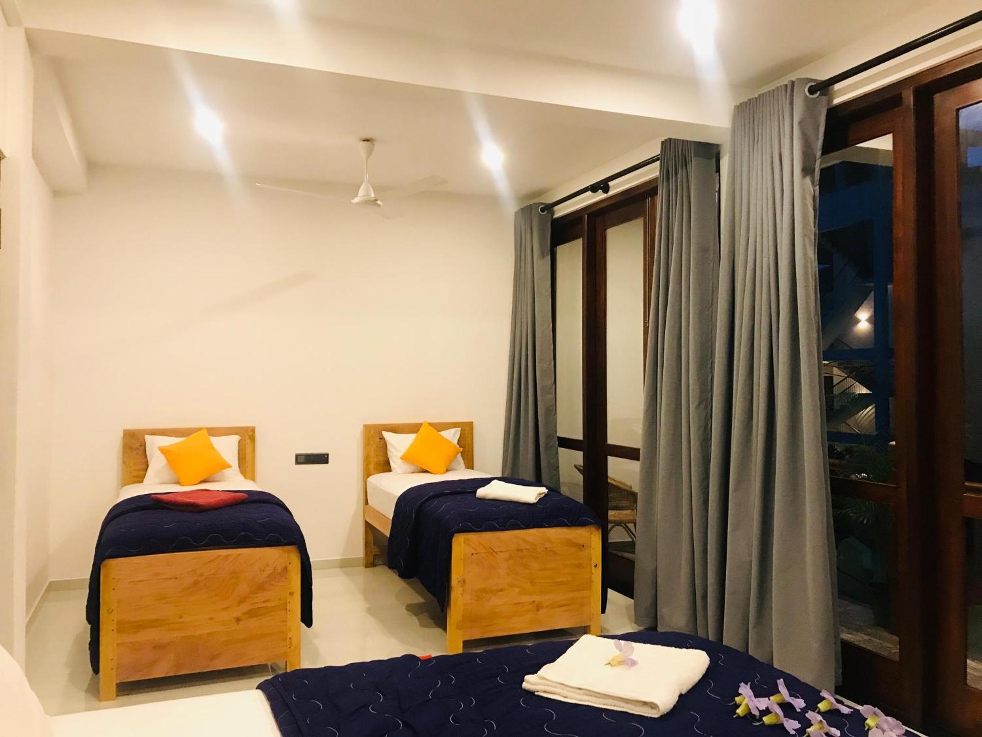 Blue Whales Hotel Hikkaduwa Exterior photo
