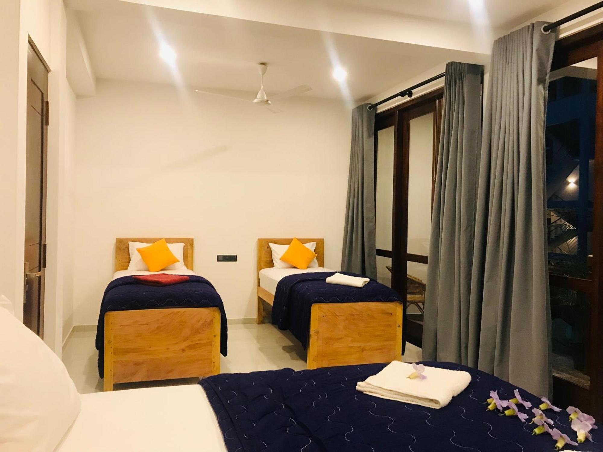 Blue Whales Hotel Hikkaduwa Exterior photo