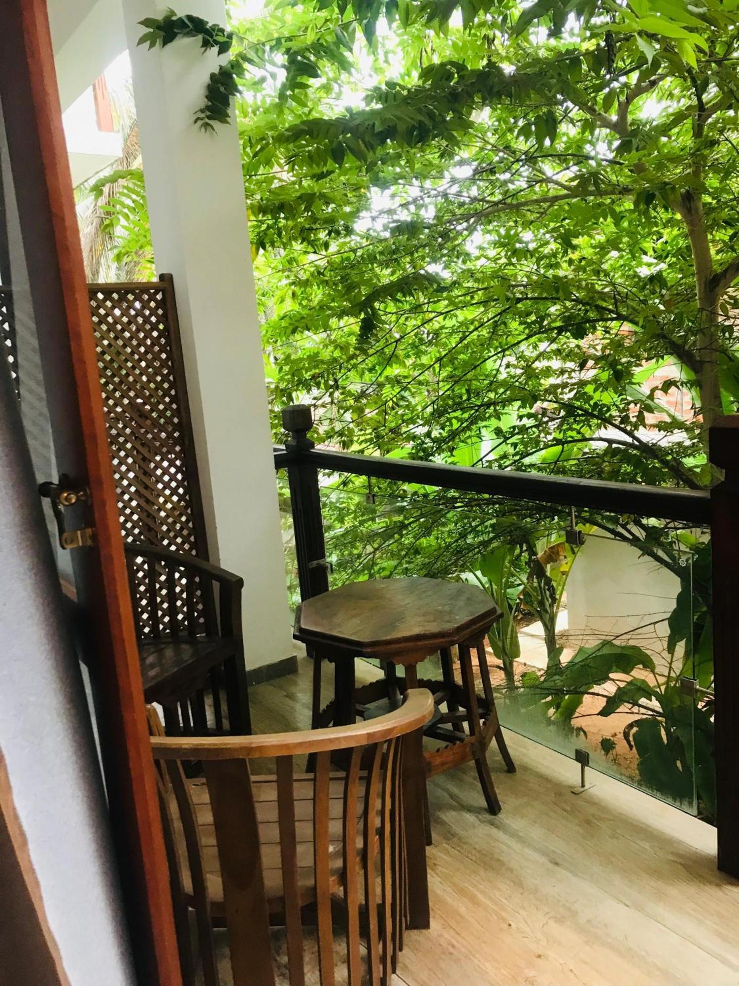 Blue Whales Hotel Hikkaduwa Exterior photo