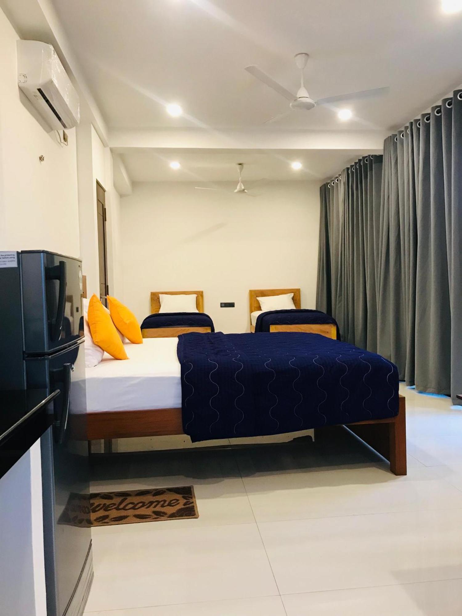 Blue Whales Hotel Hikkaduwa Exterior photo