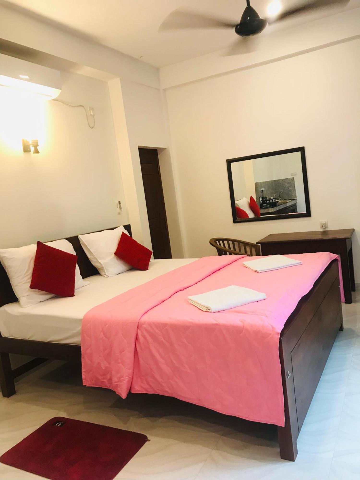 Blue Whales Hotel Hikkaduwa Exterior photo