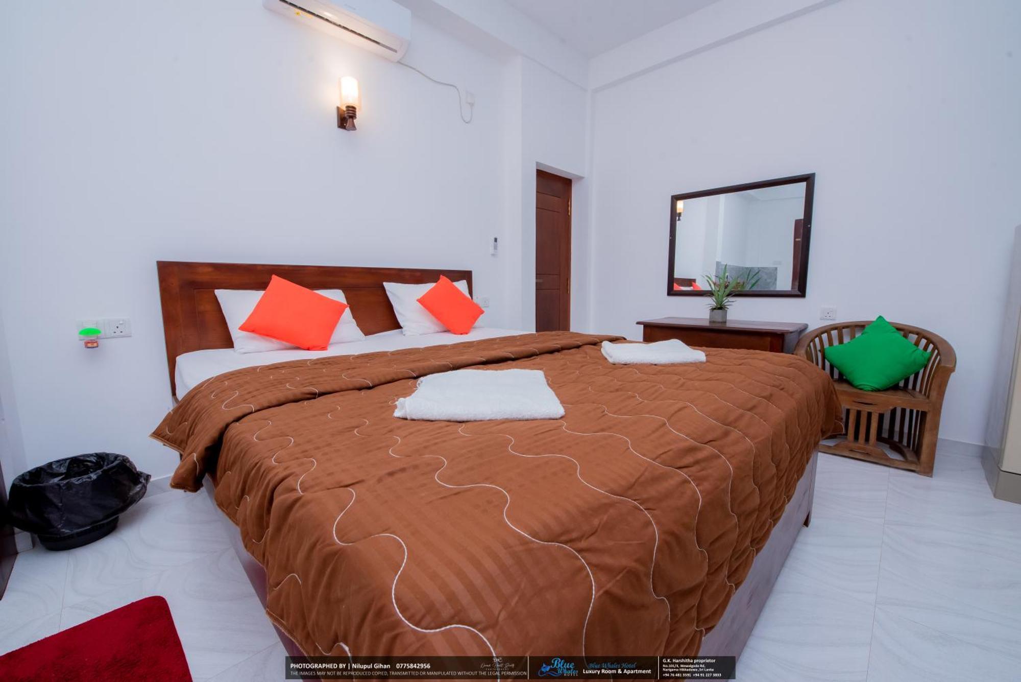 Blue Whales Hotel Hikkaduwa Exterior photo