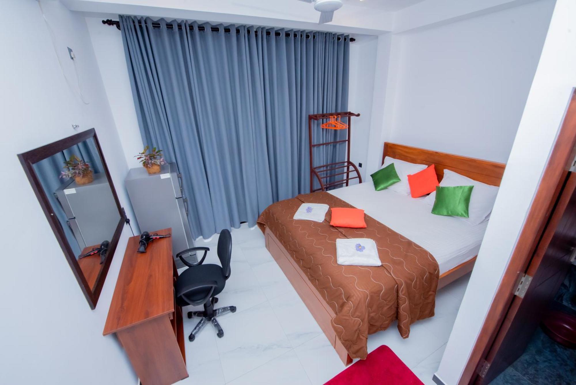 Blue Whales Hotel Hikkaduwa Exterior photo